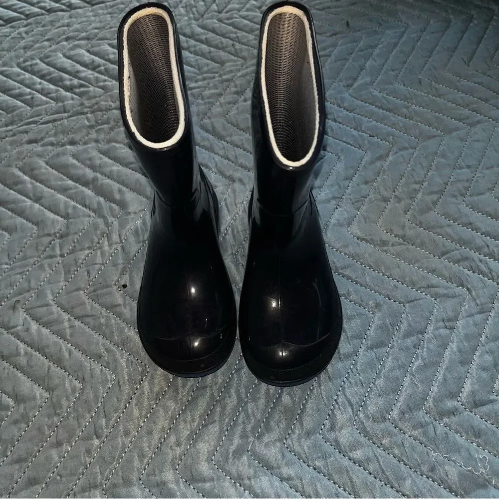 Kids navy rainboots size 7-8